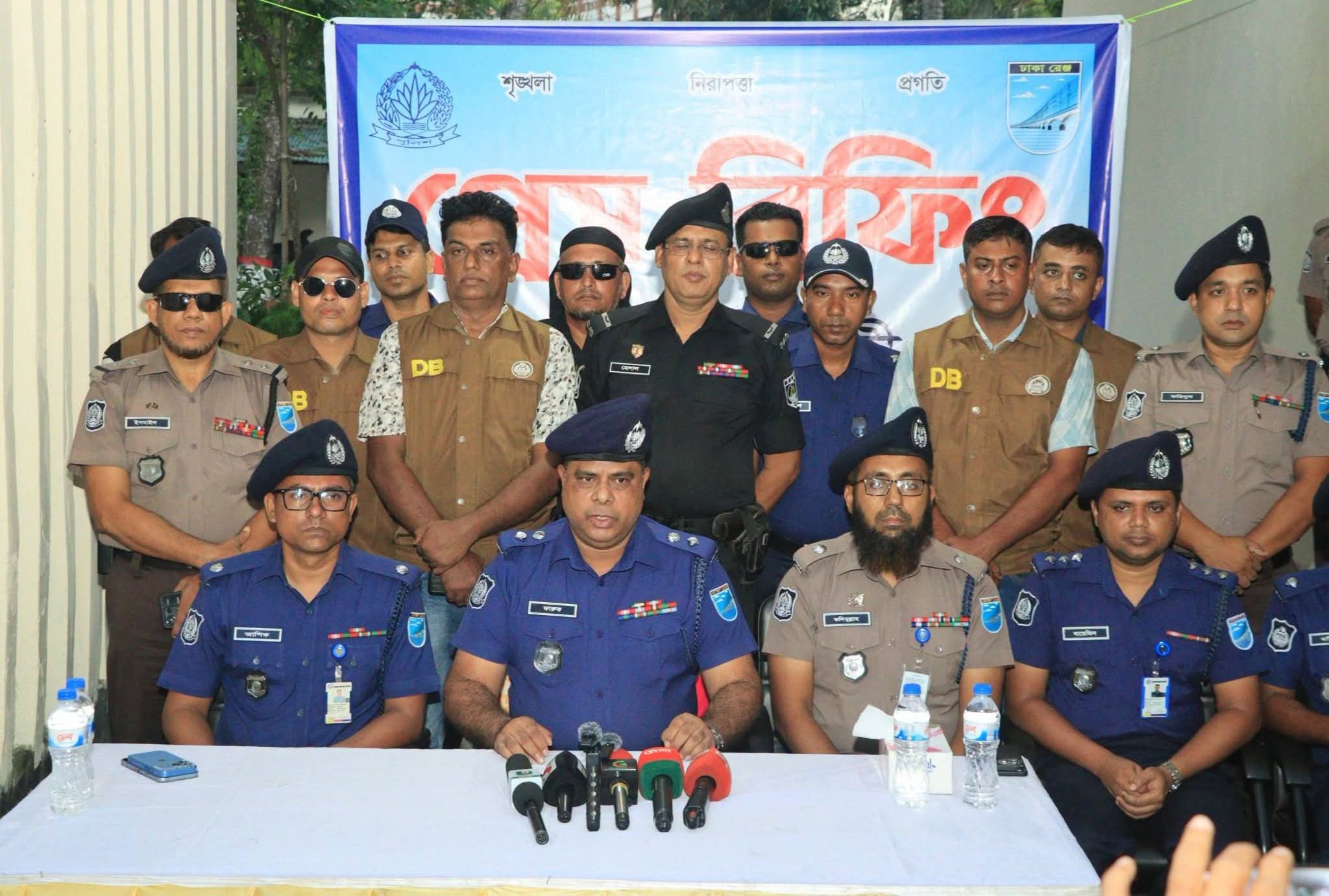 নরসিংদীর রায়পুরা চাঁনপুরে যৌথ অভিযান, অস্ত্র-গোলাবারুদসহ গ্রেপ্তার ৩