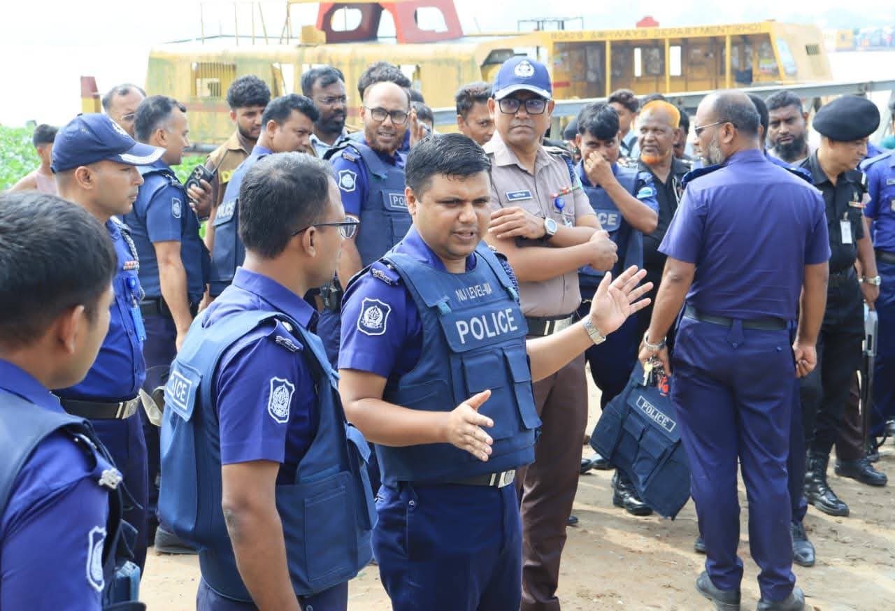 রায়পুরার চরাঞ্চল চাঁনপুর ও বাঁশগাড়ীতে যৌথ বাহিনীর বিশেষ অভিযান: অস্ত্র, ককটেল ও বুলেটপ্রুফ জ্যাকেট উদ্ধার