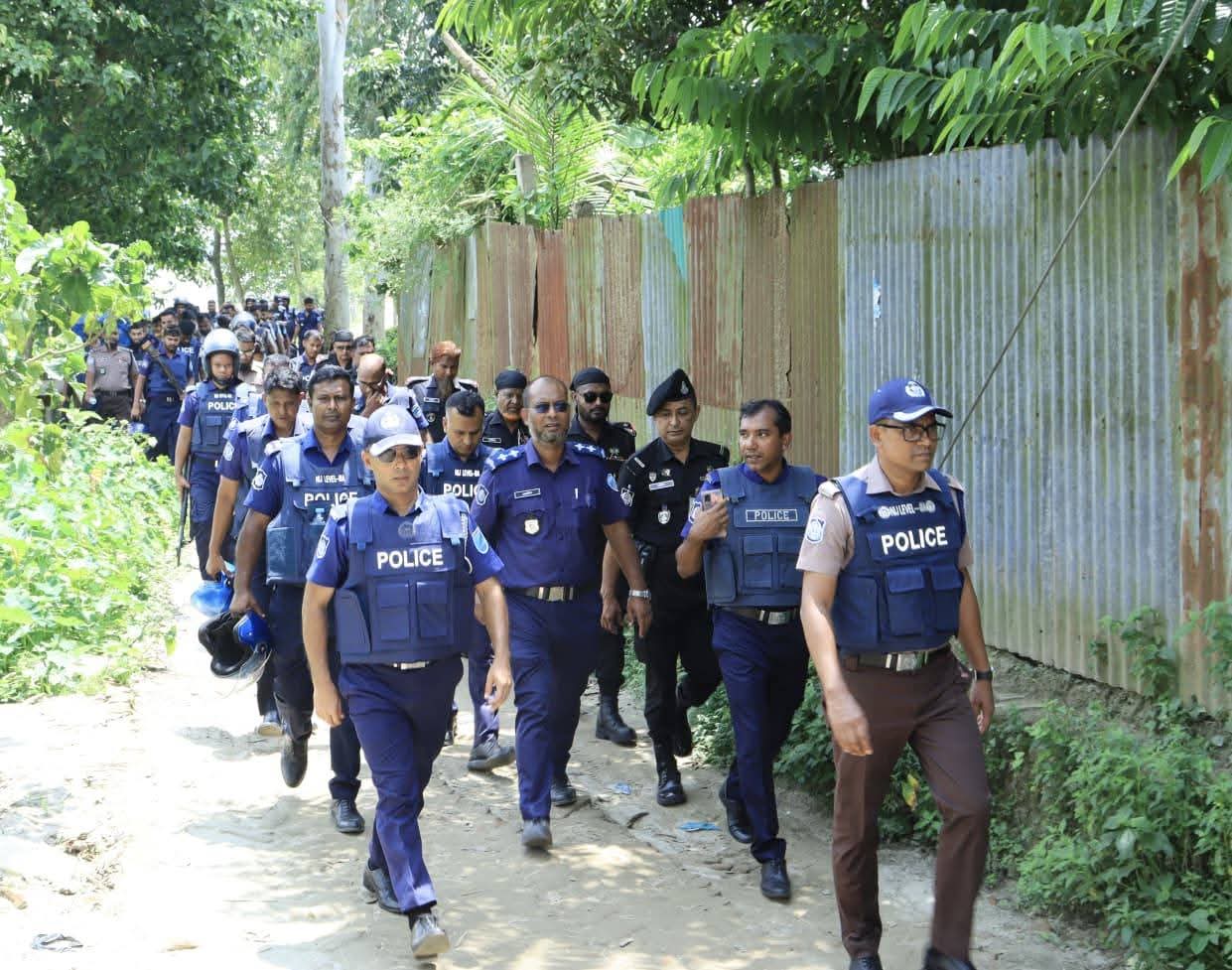নরসিংদীতে পুলিশের বিশেষ অভিযান: অস্ত্রসহ চোরাই পণ্য ও বিপুল মাদক উদ্ধার, গ্রেপ্তার ২৩৭