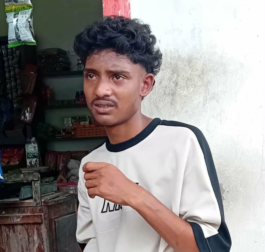 ঝিকরগাছার বাঁকড়ায় মাদক বহন কারী বাদশা নামের যুবক আটক