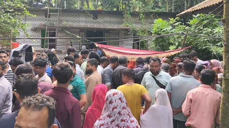 পুকুরে গোসল করতে নেমে একই পরিবারের তিনজন সহ।