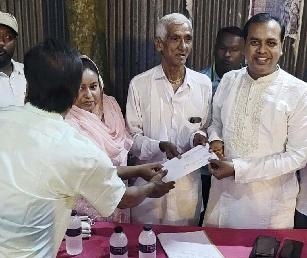 সাম্প্রদায়িক রায়পুরা গড়ার অঙ্গীকার: পূজামণ্ডপে আর্থিক সহায়তা ও শুভেচ্ছা নিয়ে হাজির মেয়র প্রার্থী মানিক চৌধুরী
