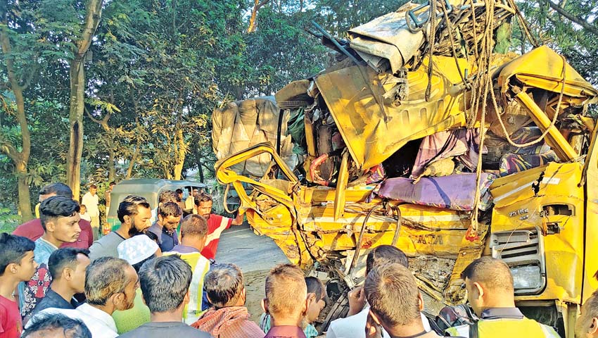 ১৪ প্রাণ ঝরল সড়কে কারও গন্তব্য ছিল বাড়ি, কারও জীবিকার তাগিদ— সব হিসাব পাল্টে গেল মুহূর্তেই